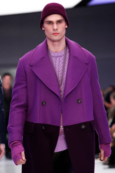 Look 100